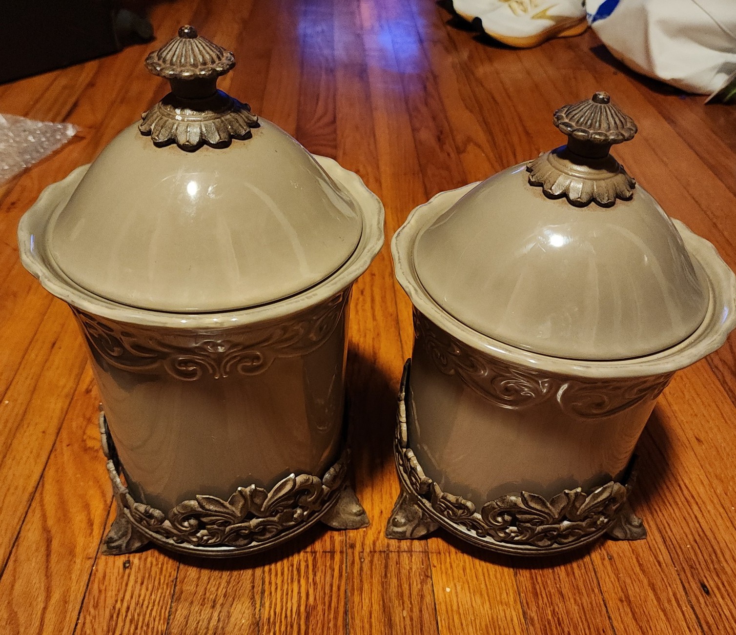 2 Chris Madden RETIRED Corvella Tuscan Scroll Ceramic Canister Set 1990's