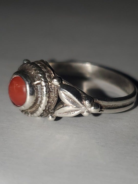 Sz6.25 estate vintage navajo sterling silver and red coral ring