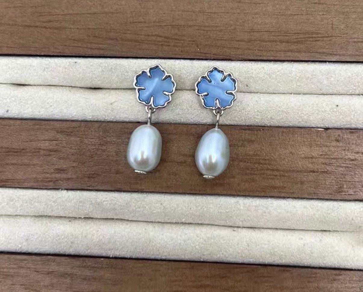 Tory Burch Clover Pearl Drop Earring. Brand New on card. Beautiful!