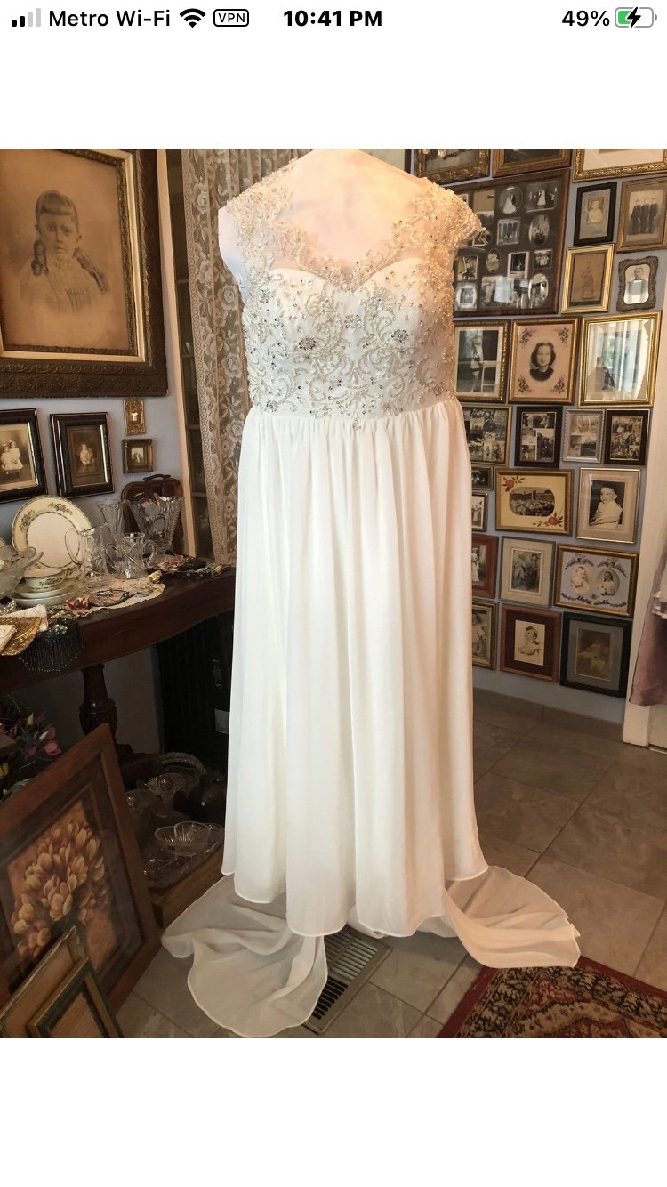 Beautiful Beyound Words Or Pictures White Wedding Dress Size Med. READ