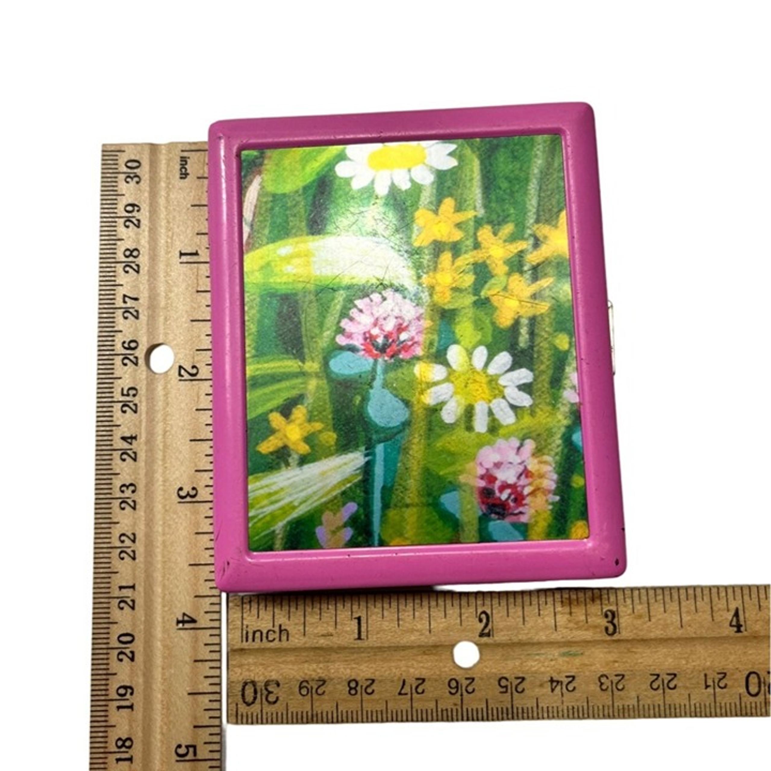 Vintage Apple-Themed Pink Metal Card Holder With Floral Design A391