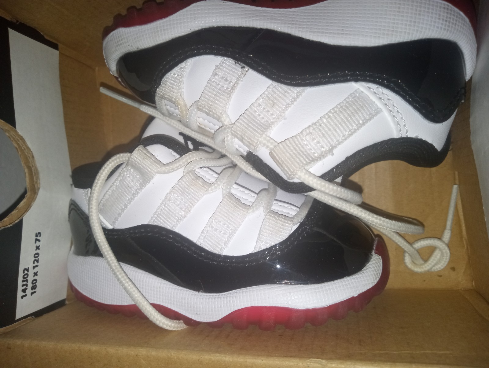 Jordans 11 low white black and university Red 4c TD