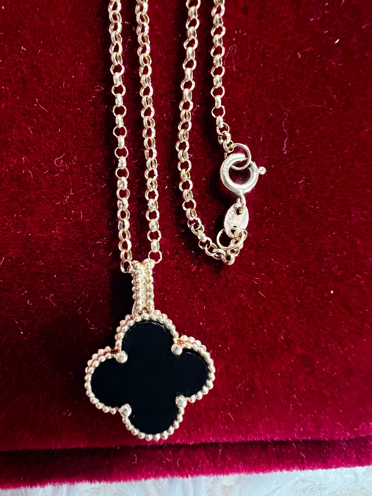 Clover pendent with onyx stone solid 18k yellow gold with chain.