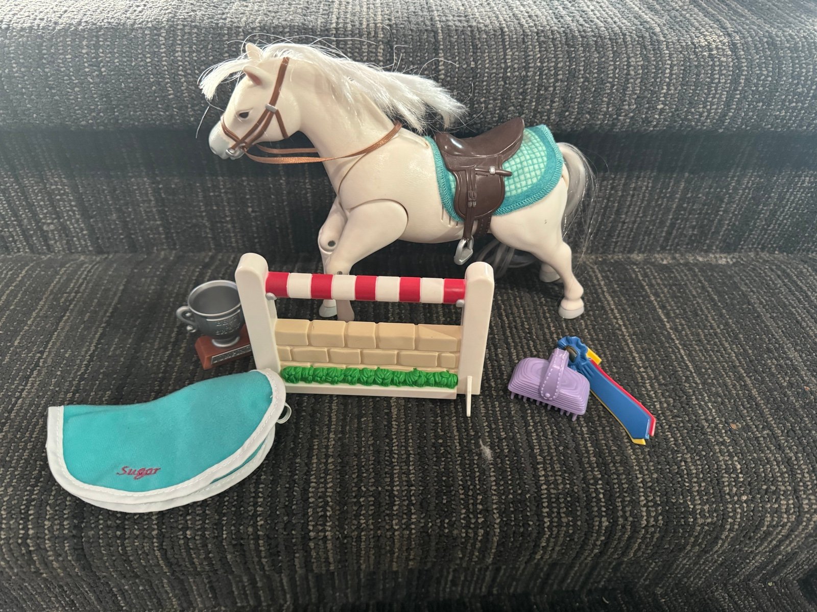 Fisher Price Loving Family Stable Dollhouse Jumping Horse Sugar 2001 Rare