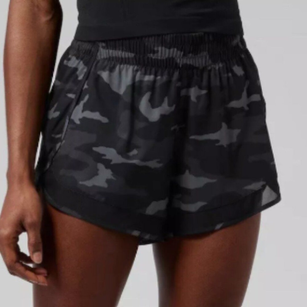 Athleta Mesh Racer Run Mid Rise Shorts Black Camo size 4 NWT