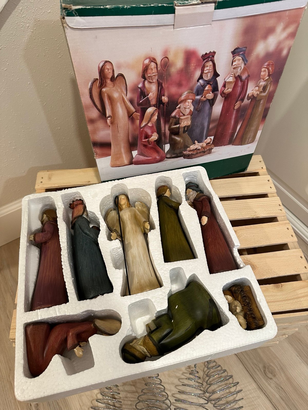 Manger Set in LIKE NEW Condition