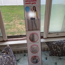 Retractable mesh gate