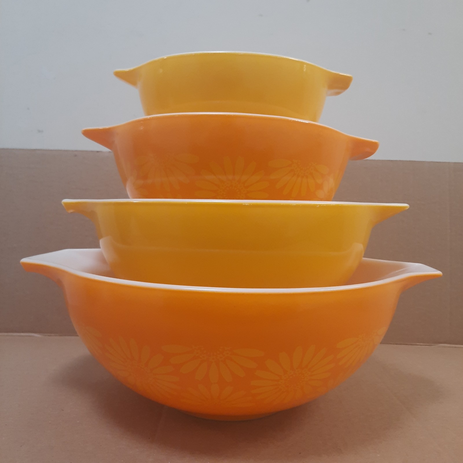 VINTAGE PYREX YELLOW ORANGE SUNFLOWER DAISY CINDERELLA NESTING MIXING BOWLS
