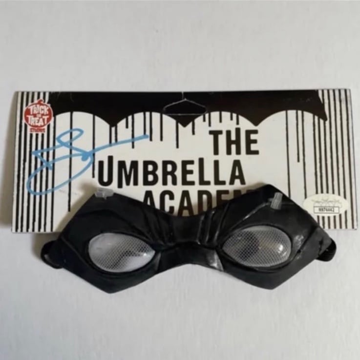 Justin min signed mask