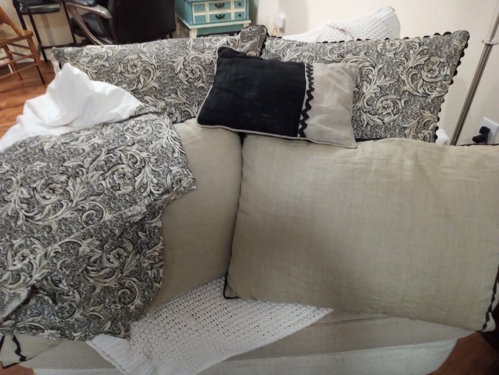 2 Large Euro SHAMS, 2 SLEEPING SHAMS, 2 ACCENT PILLOWS, QUEEN BEDSKIRT