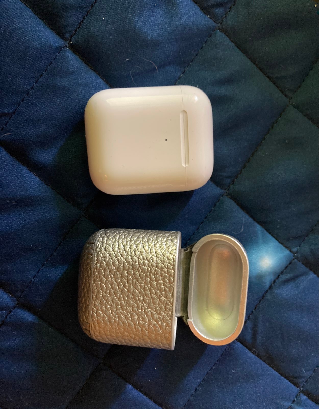 Apple AirPods with Charging Case (1st Ge
