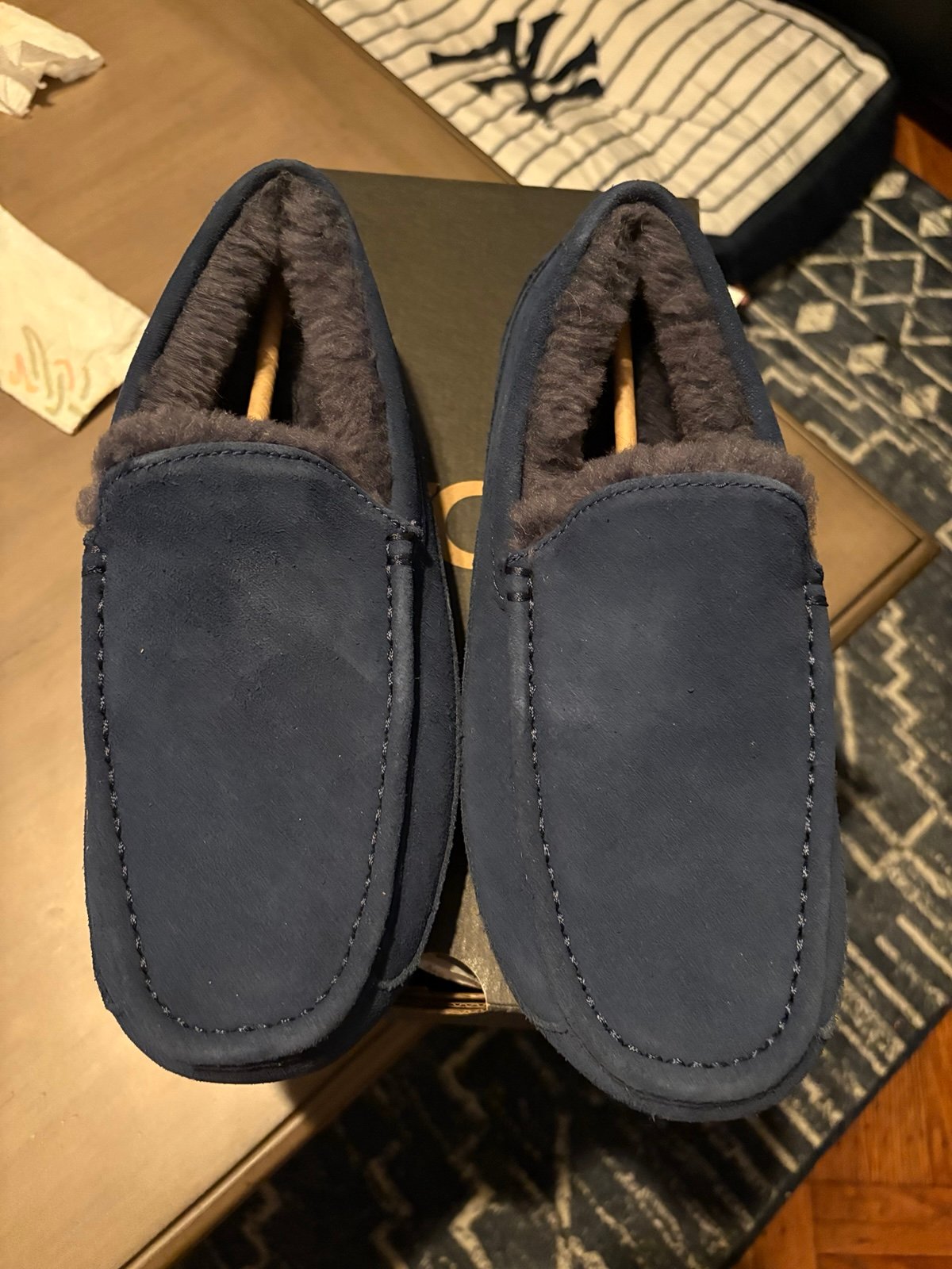 Mens Ugg Ascot Corduroy Size 11 deep ocean color