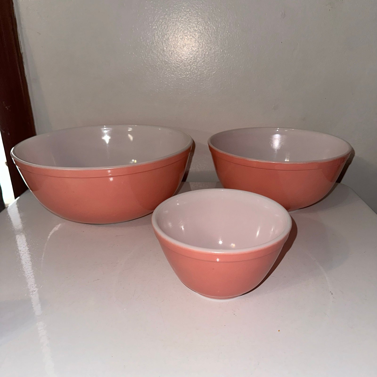 Vintage pink Pyrex mixing bowl set
