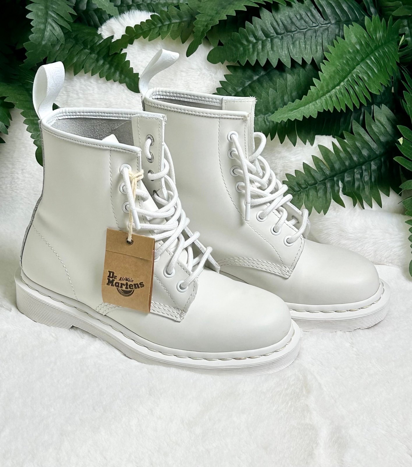 THE ORIGINAL ALL WHITE DR. MARTENS Size 7