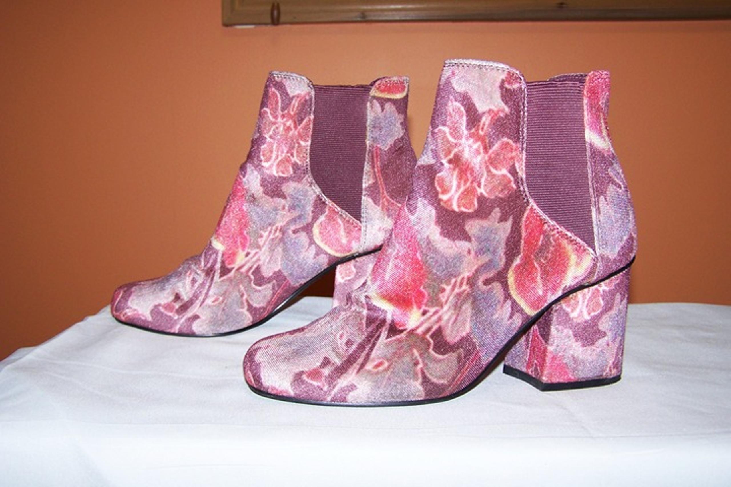 Indigo brand pink floral boots 5 ½ Med kind of retro looking