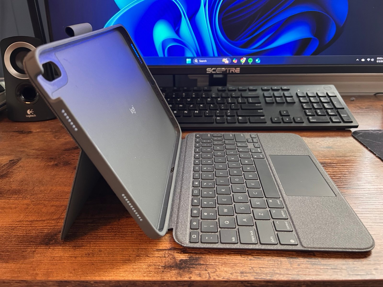 Logitech Combo Touch Keyboard (iPad 10th Gen)