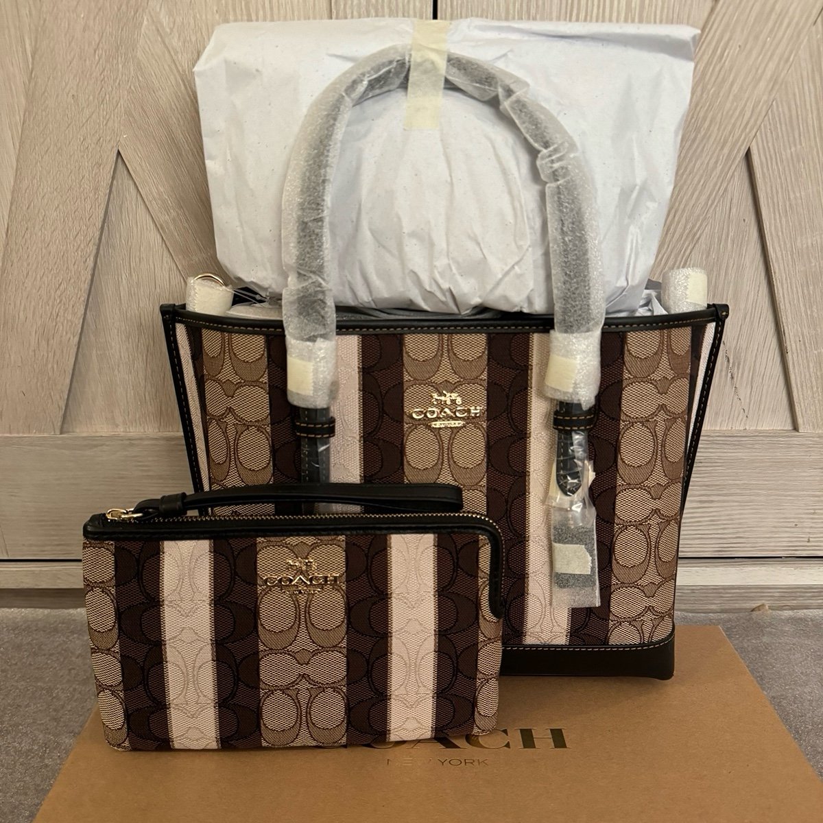 Coach/Mollie Tote Bag 25 In Signature Jacquard With Stripes/Wrislet
