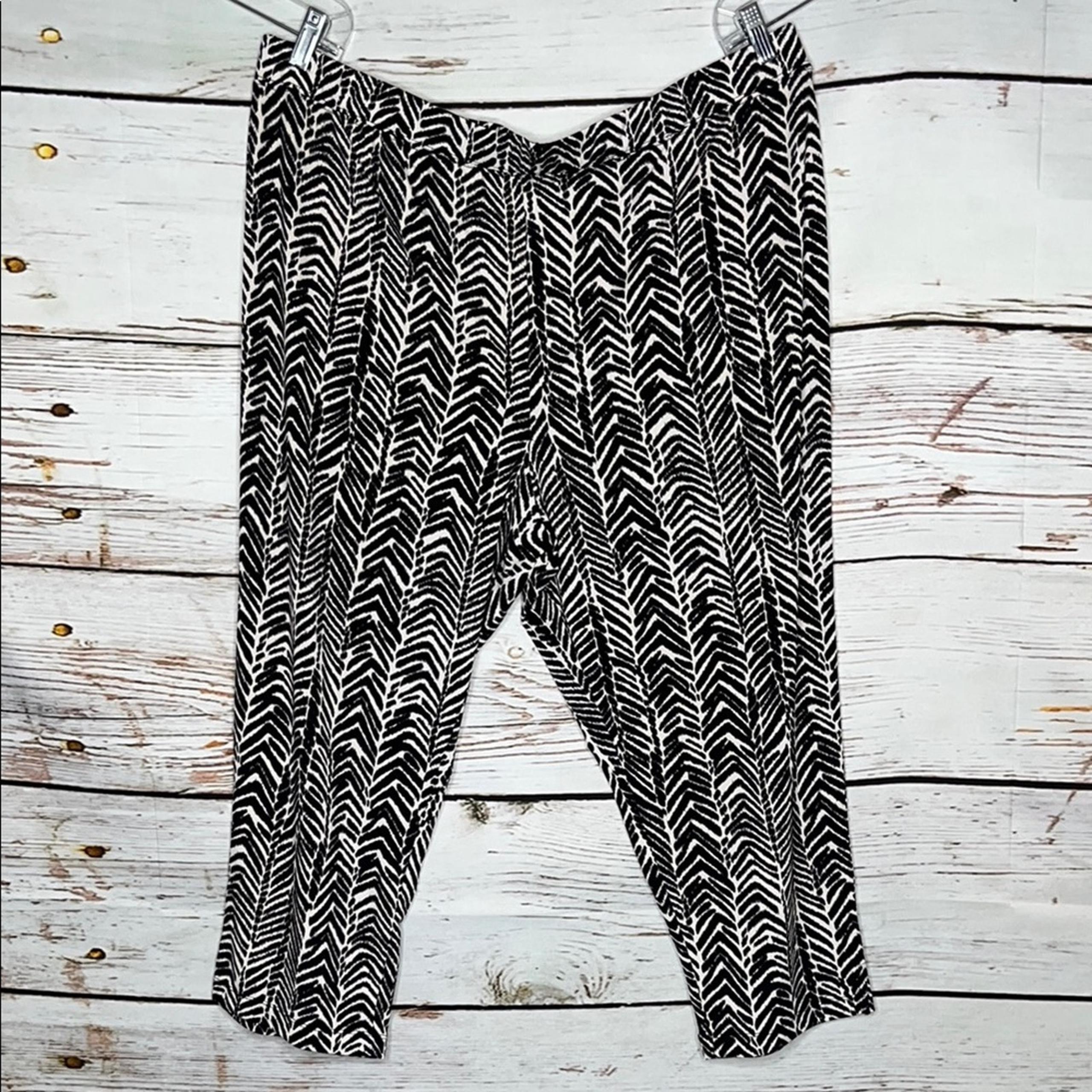 Susan Graver Size 1X Black & Off White Printed Liquid Knit Crop Pants