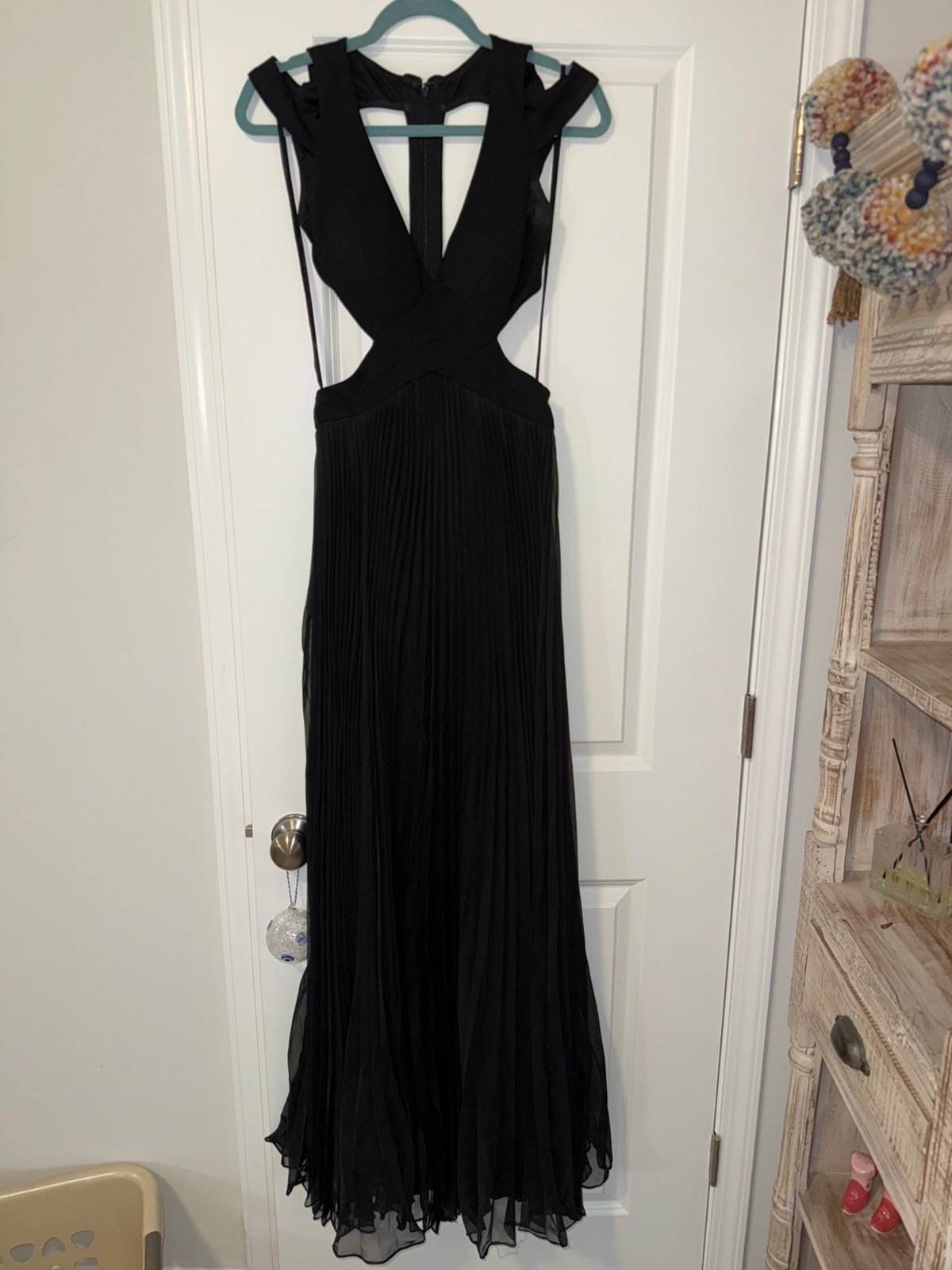 LM BY MIGNON WOMEN’S CUTOUT PLEATED SKIRT GOWN || PERFECT FOR PROM!! (SIZE 4)