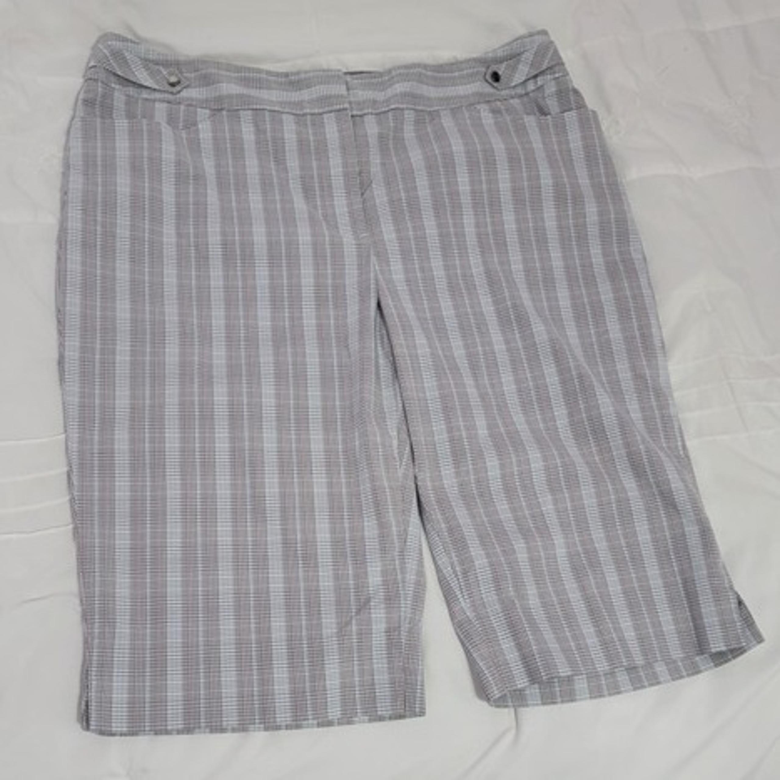 Women's Size 16 Cutter & Buck Bermuda Golfing / Walking Shorts. Gray, Baby Blue