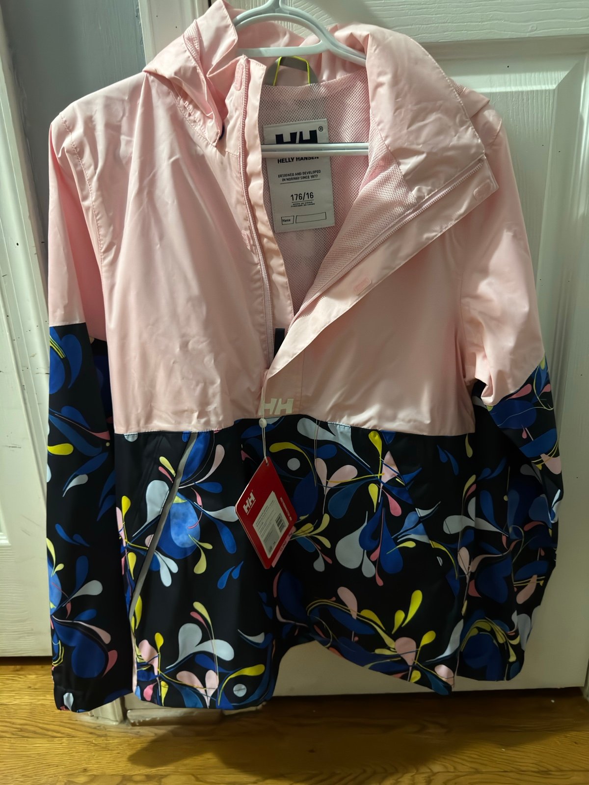 Girls XL or women’s small HELLY HANSEN raincoat, or windbreaker NWT!