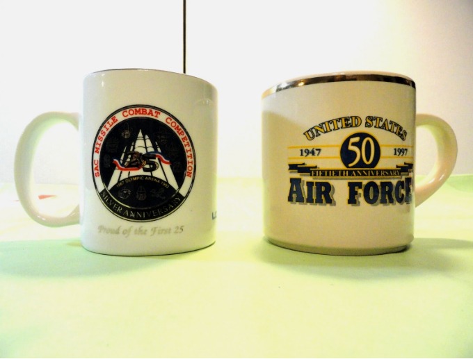 2 QTY VINTAGE ORIGINAL SILVER & 50TH ANNIVERSARY USAF MUGS COFFEE CUPS LD 4893