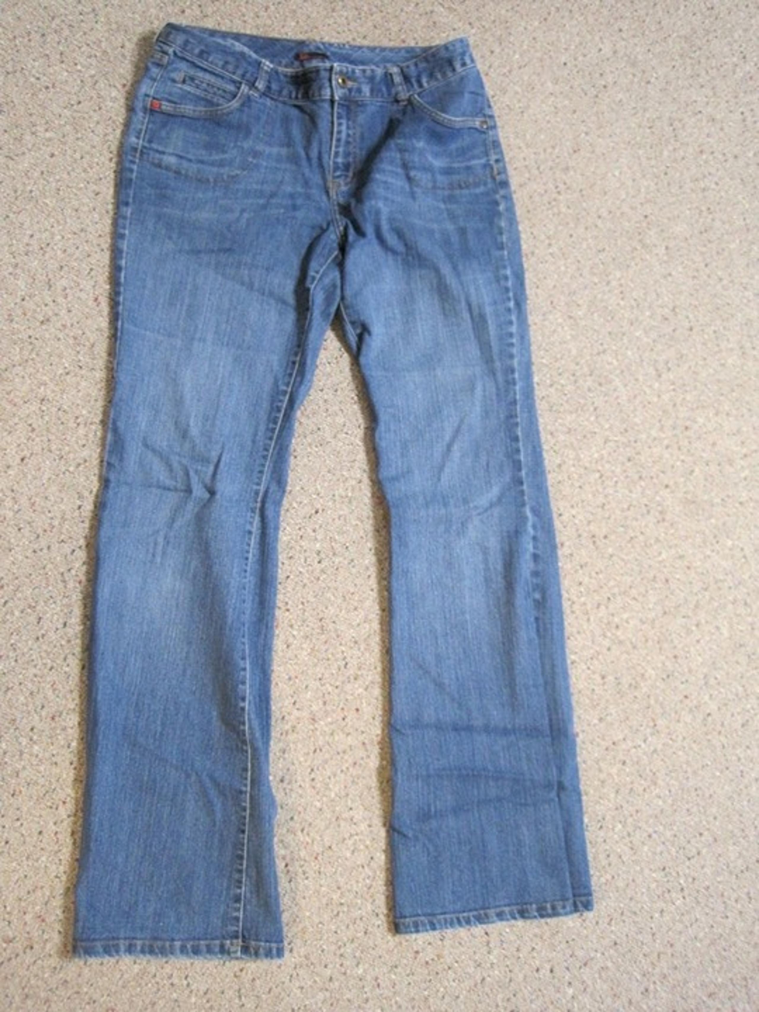 Sofia Vergara Mid Rise Flare Leg Denim Blue Jeans Woman's size 10