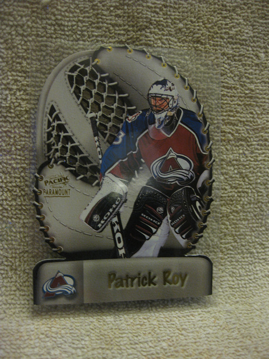 1998-99 Pacific Paramount Glove Side Laser Cuts Patrick Roy #6 HOF mint die-cut