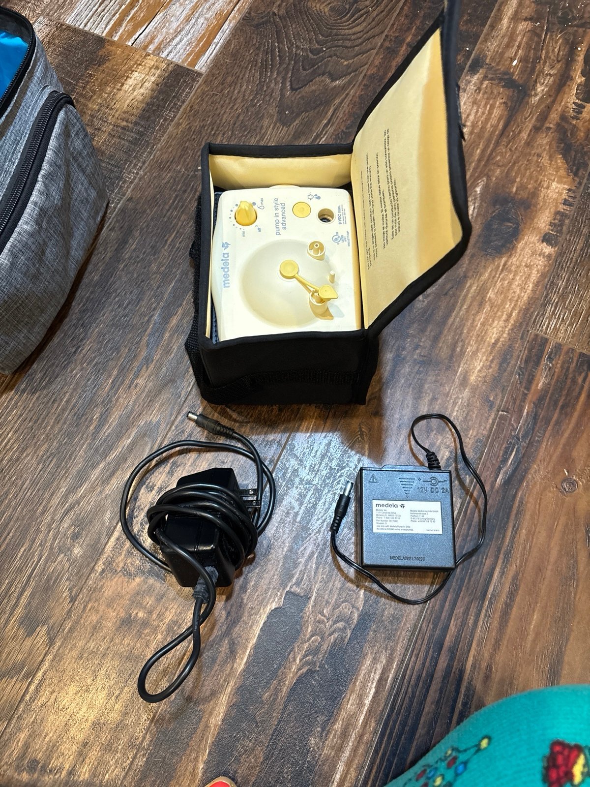 Medela Breast Pump with Travel Battery Pack and bag