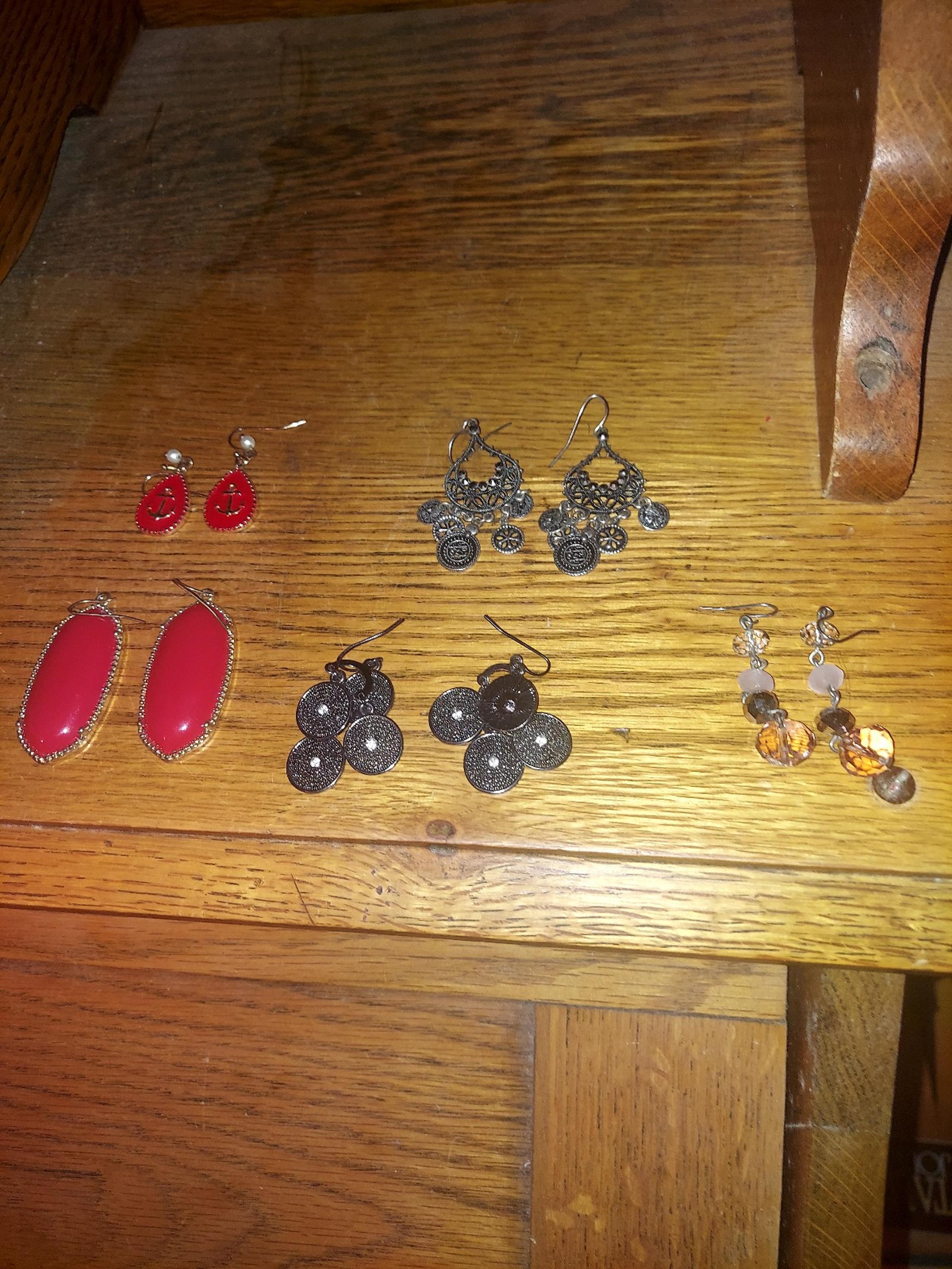 COLLECTION OF 5 PAIR BEAUTIFUL DESIGNER ASSORTED EARRINGS