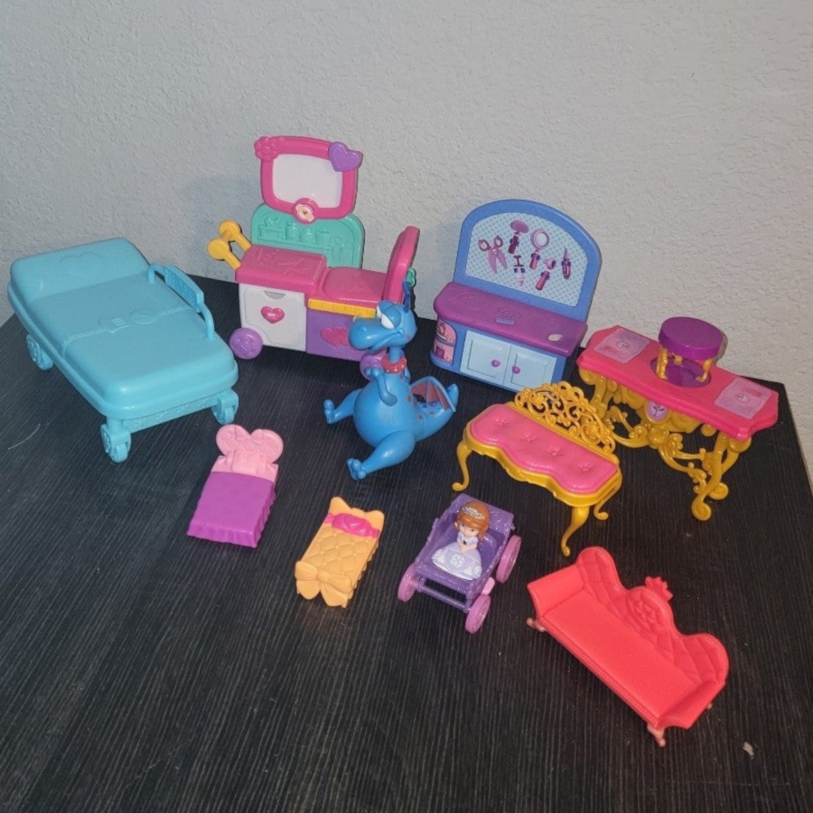 Disney dolls accesories bundle