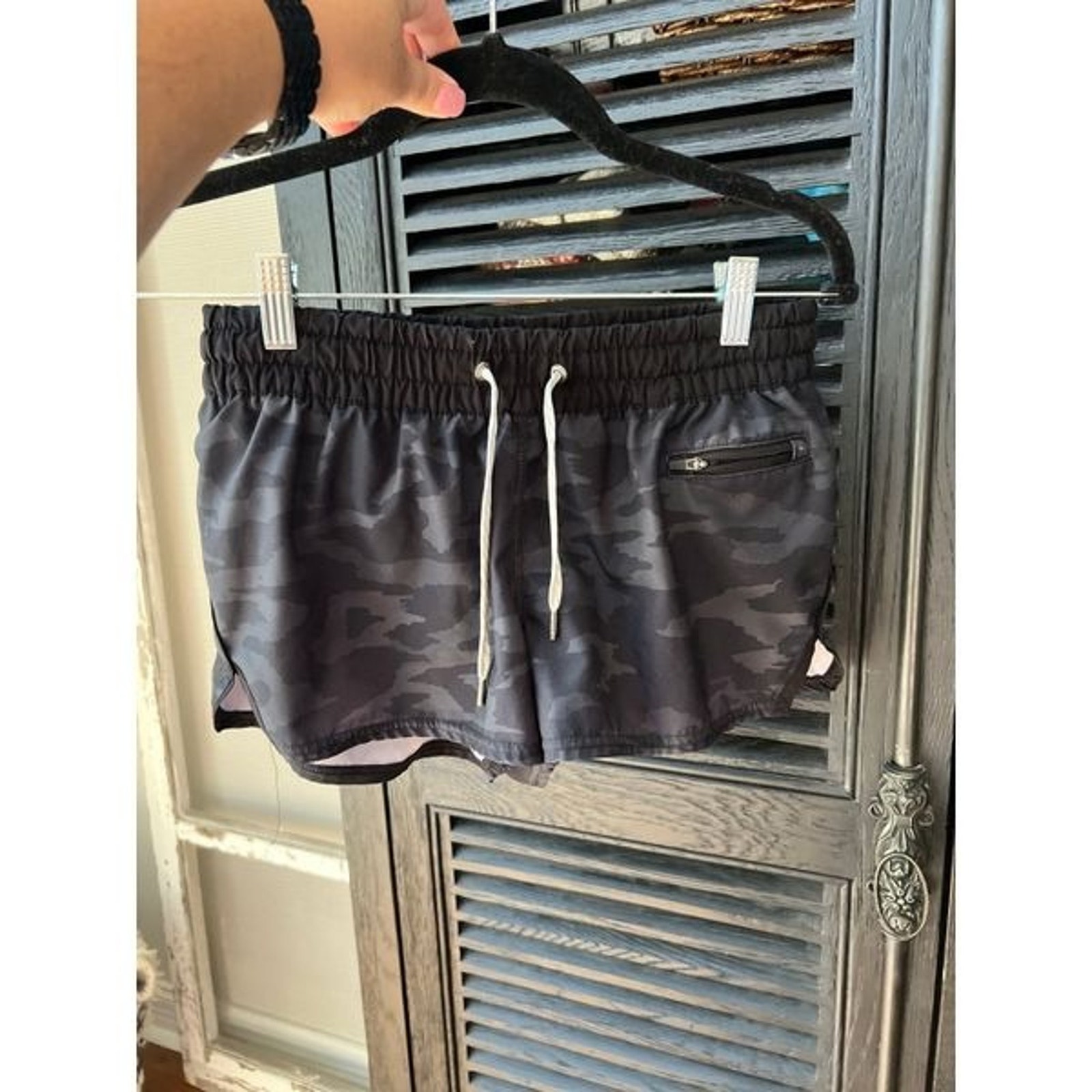 Vuori women’s shorts camo small