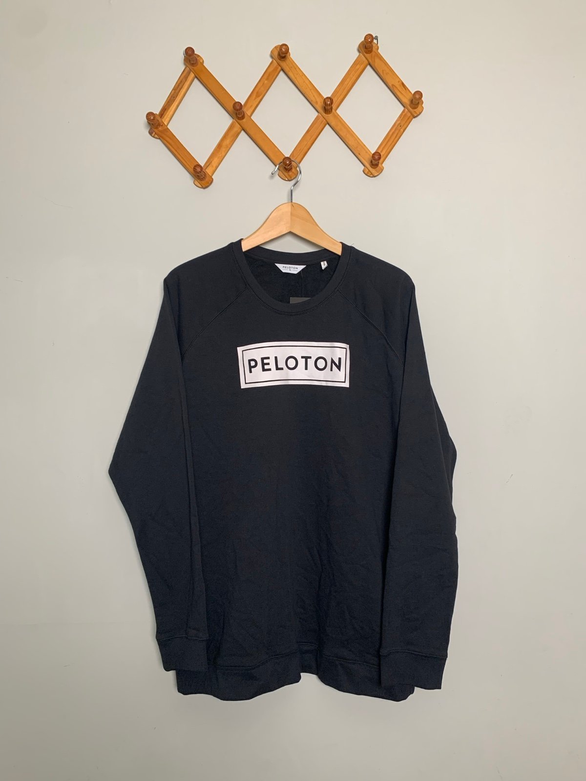 New Defective Peloton Men’s Black Heritage Crewneck Graphic Sweatshirt SZ XL