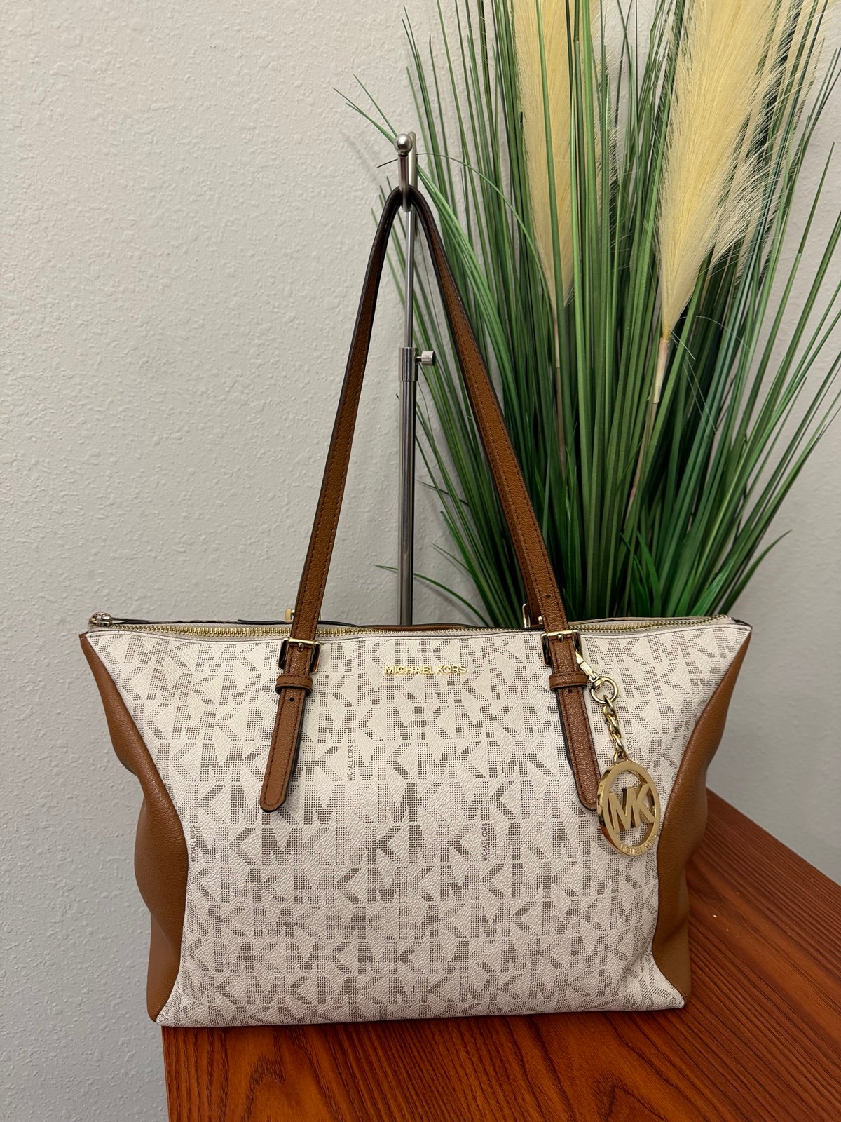 michael kors voyager medium logo tote