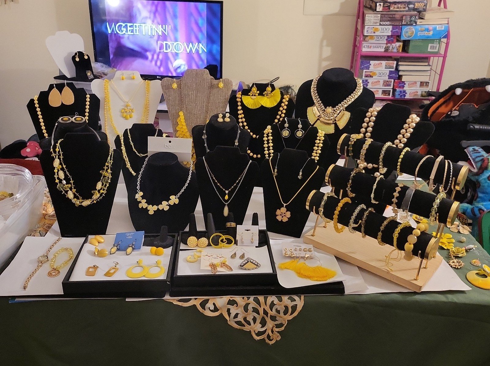 BEAUTIFUL VINTAGE TO MODERN UNIQUE JEWELRY LOT# 24 ( 3LBS) **67 PIECES *** READ