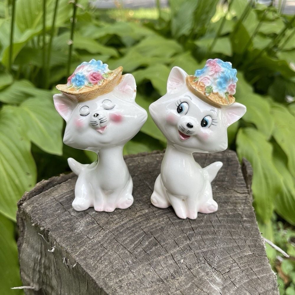 Vintage Anthropomorphic Kitsch Cat Salt And Pepper Shakers Flower Hats Japan