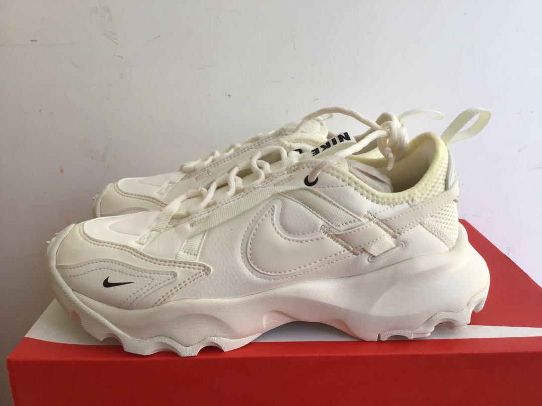 新品未使用 Nike TC 7900 ホワイト スニーカー 24.5