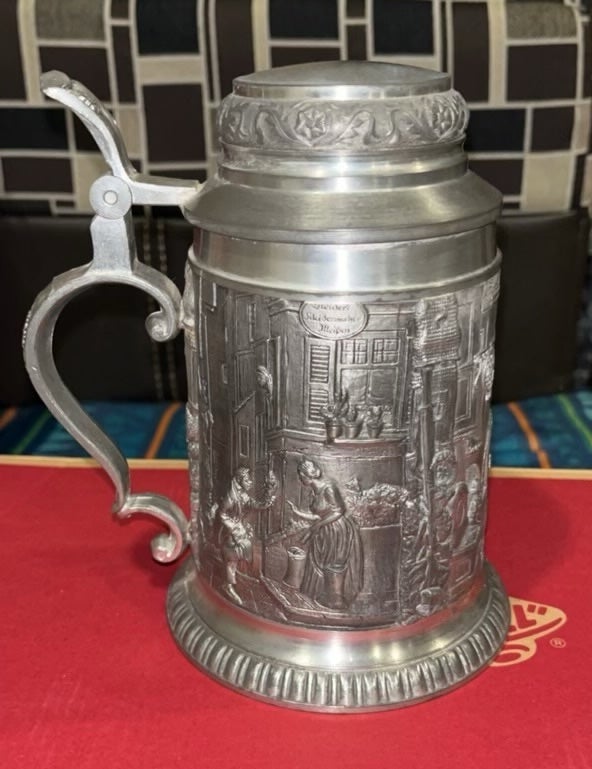 Beer stein with flat lid of the village