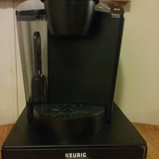 keurig coffee maker w/ k-pod drawer
