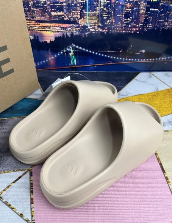 Yeezy slide Onyx Non-slip slippers Size 10