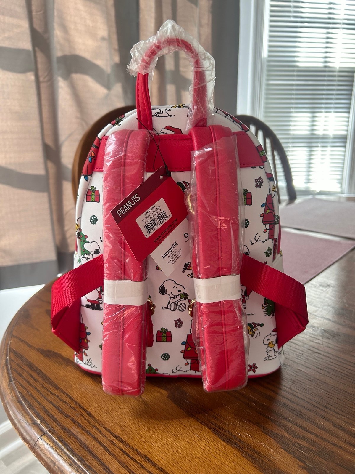 【Loungefly】スヌーピー クリスマスホリデー 総柄 バックパック Peanuts Gift Giving Mini-Backpack - ToyShnip
