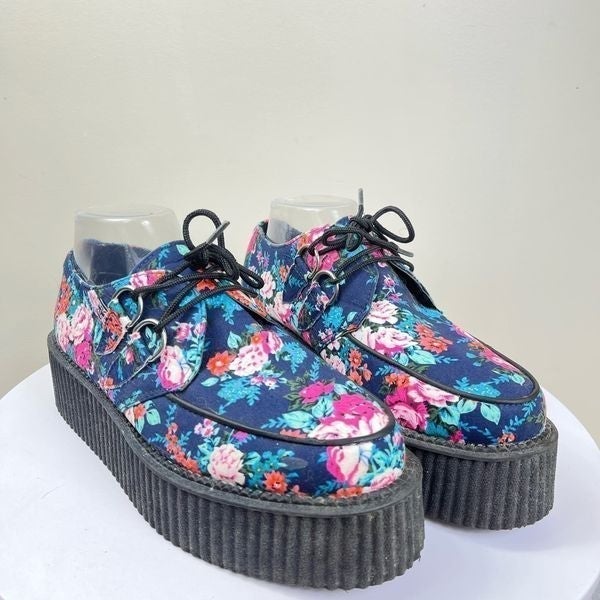 Tuk floral shop creepers