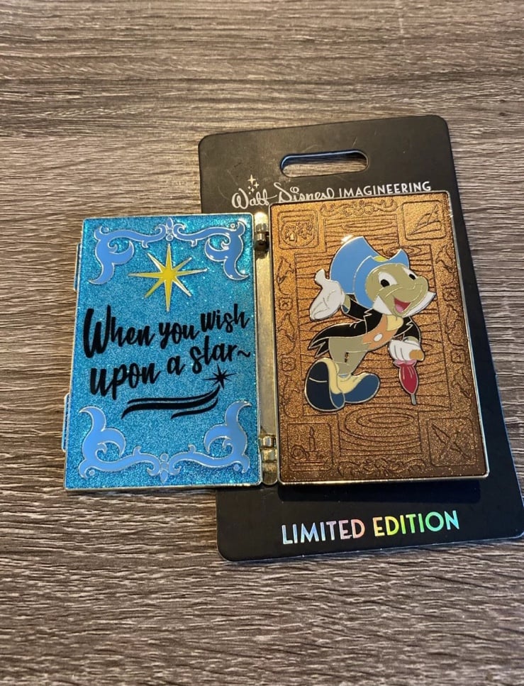 Disney WDI Pinocchio 80th Anniversary Hinged Book LE 250 Pin Jiminy Cricket