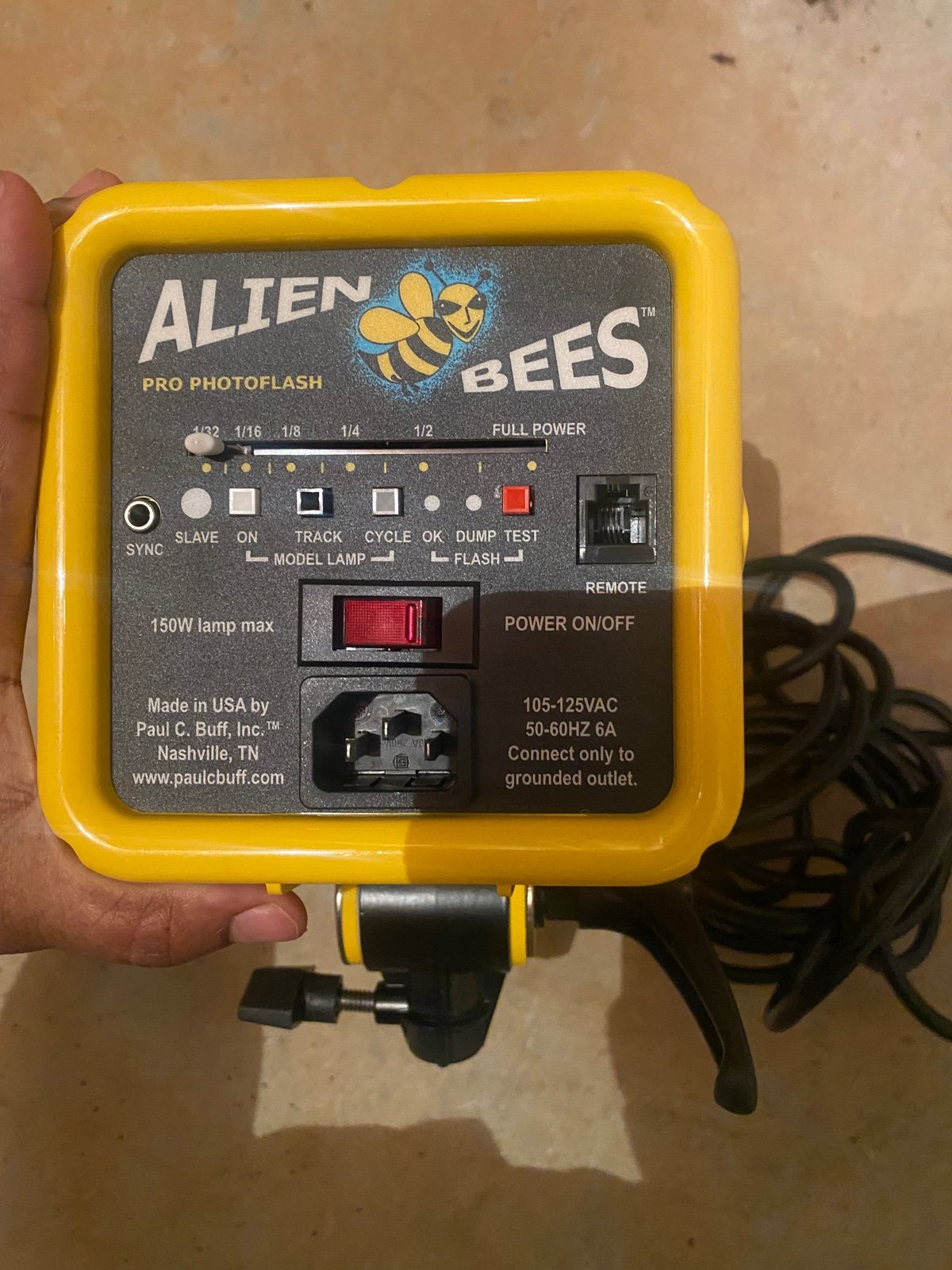 Alien Bees B1600 Mello Yellow Flash Unit for Photography