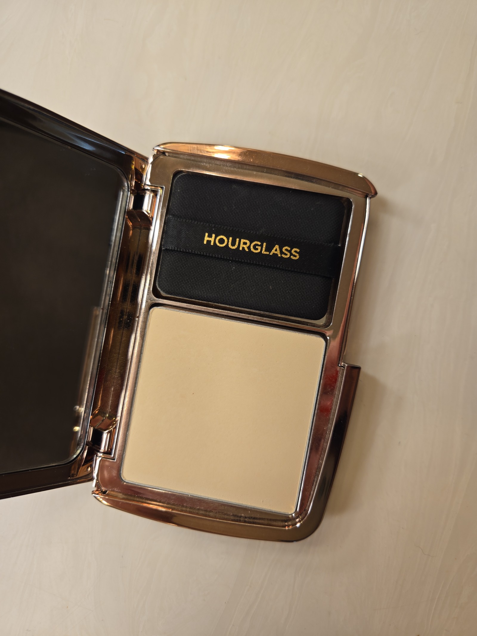 Hourglass Vanish airbrush pressed powder translucent