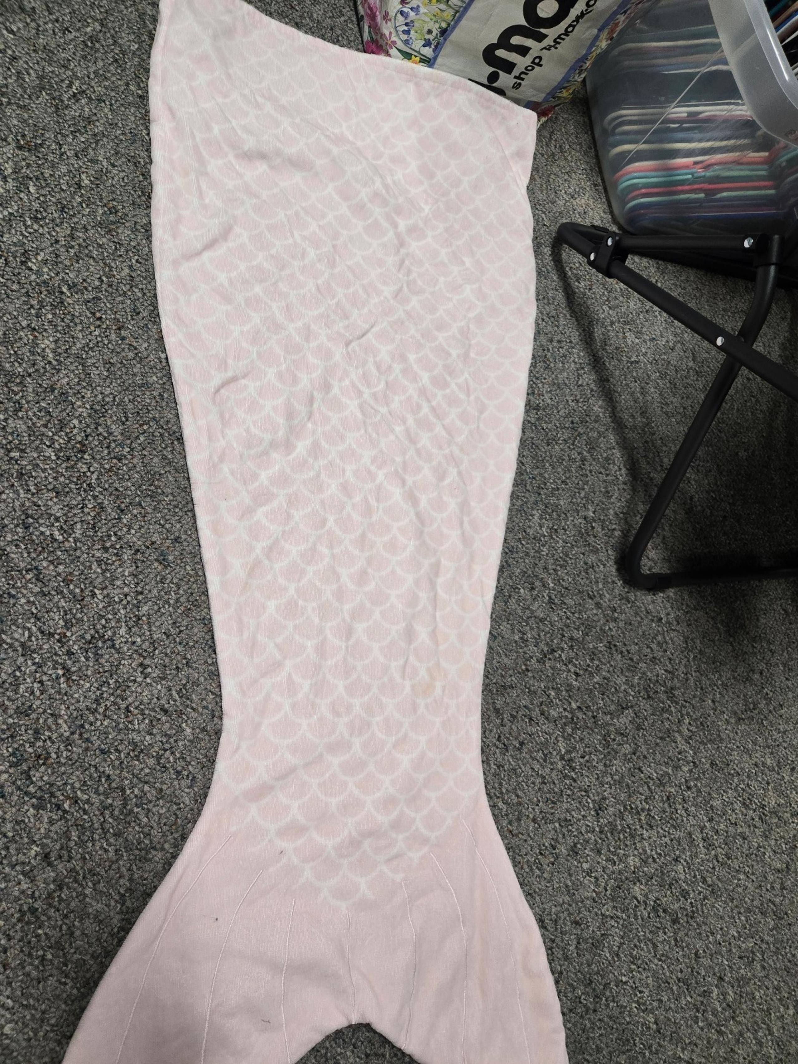 Pottery barn kids beach towel pink mermaid tail pink & white 100% cotton