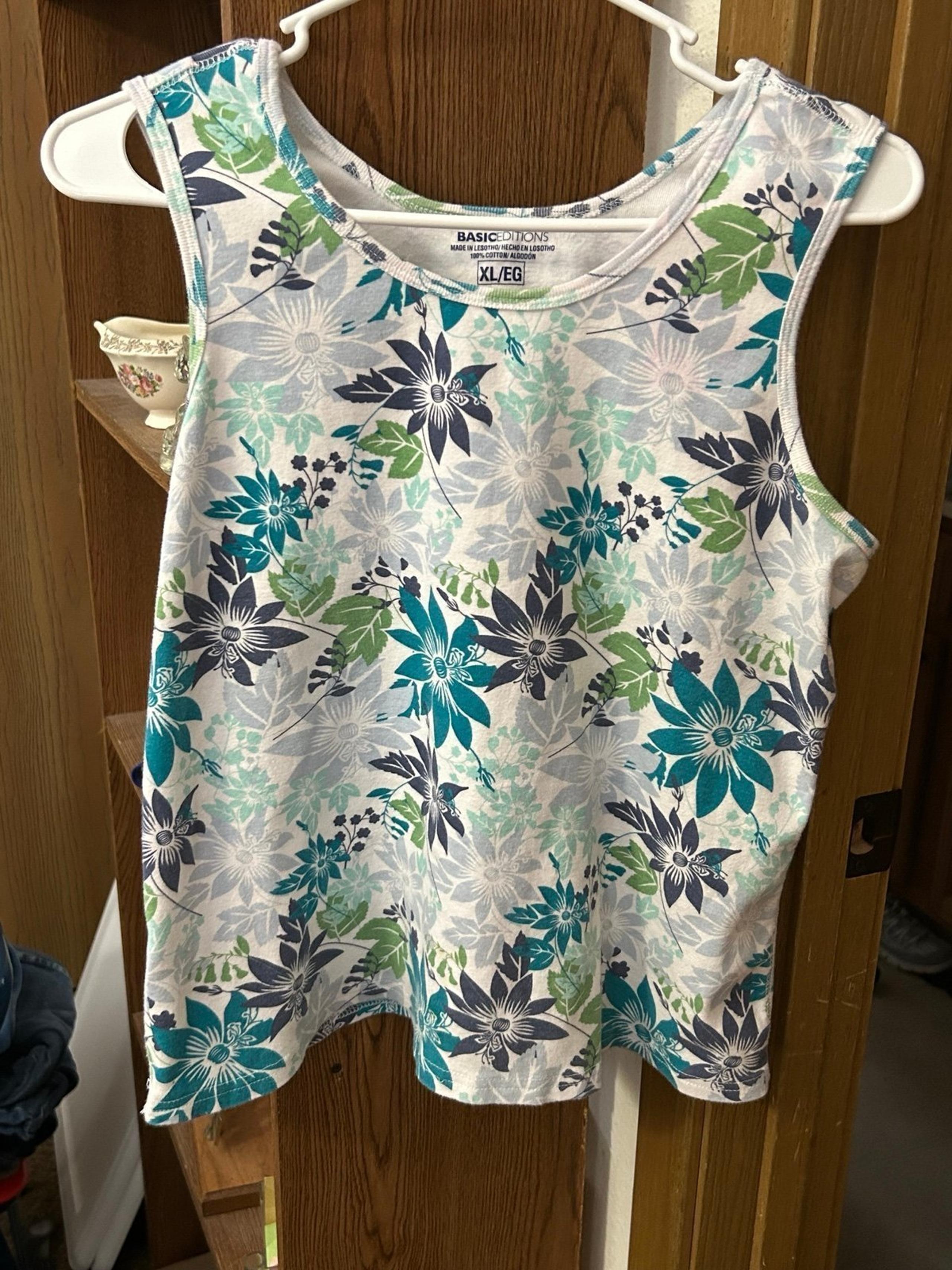 Women’s Basic Editions tank top. Beautiful floral design and colors. XL