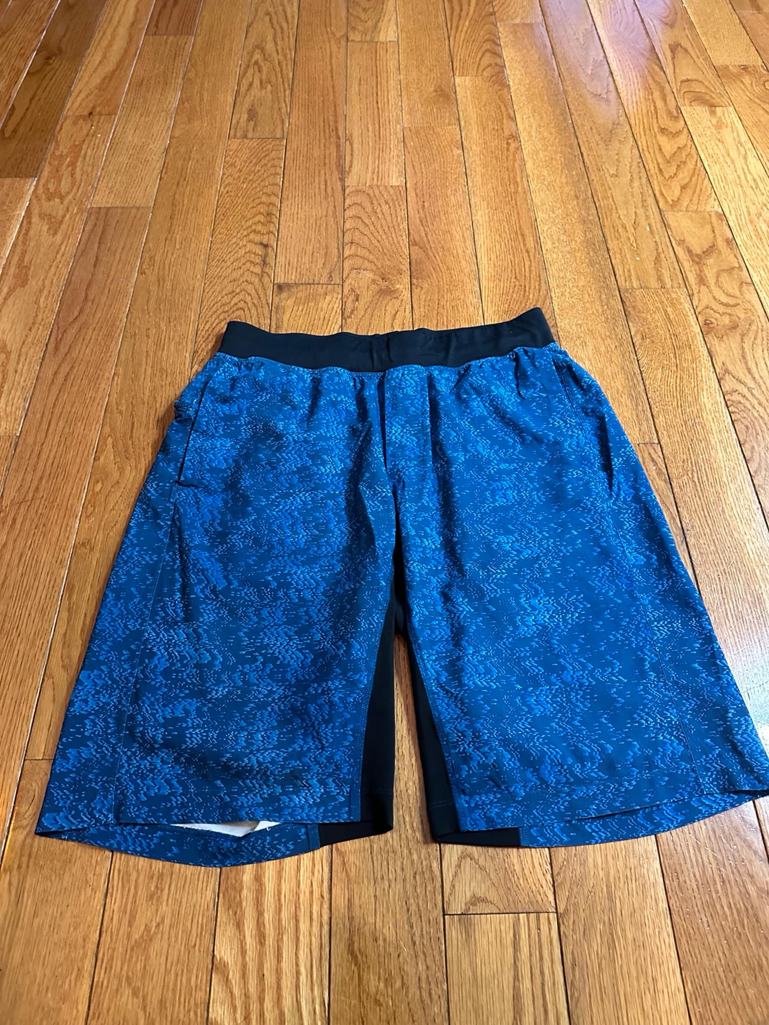 Lululemon Men's Size medium T.H.E. Linerless 11" Shorts Blue Geometric Drawstr