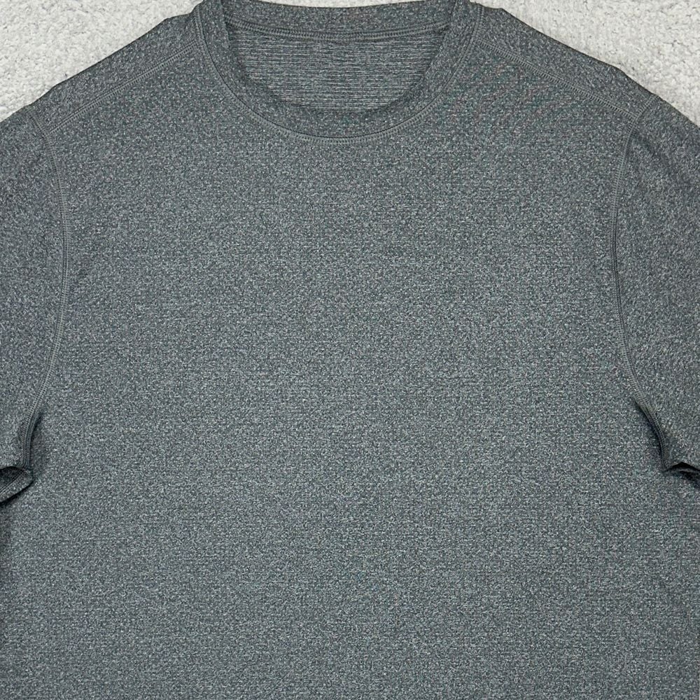 Vuori Current Tech Tee Shirt Mens Medium Grey Crew Neck Long Sleeve Activewear
