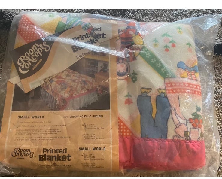 “It’s A Small World” Theme Blanket New/pkg Room Concepts Vintage Acrylic Ribbon